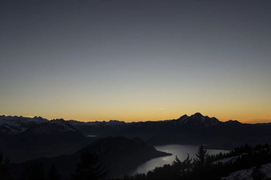 Einige bevorzugen es, wenn es am Abend «noch ganz lang hell bleibt». (Symbolbild)