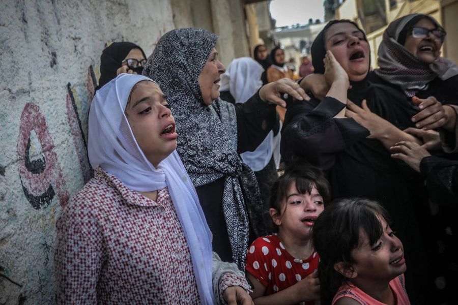 Palästinenser nehmen an der Beerdigung von Menschen teil, die bei israelischen Angriffen getötet wurden. Das Leid des Krieges hat Einfluss auf die dschihadistische Terrorbedrohung in Europa.