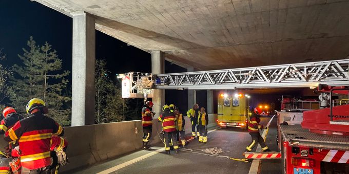 Rongellen: Mann stürzt über eine Mauer hinunter. Rongellen: Arbeitsunfall