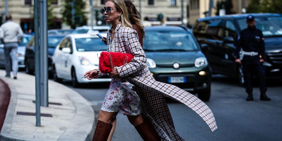 Streetstyle Fashion Week Mantel Stiefel Outfit.