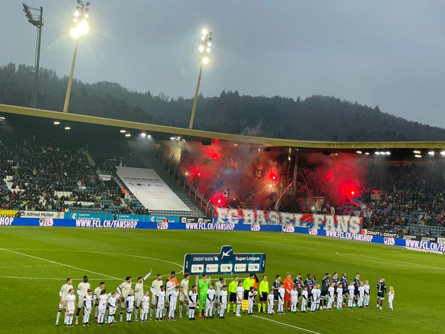 Schon vor Spielbeginn in Luzern feuern die mitgereisten FCB-Fans Pyrotechnik ab.