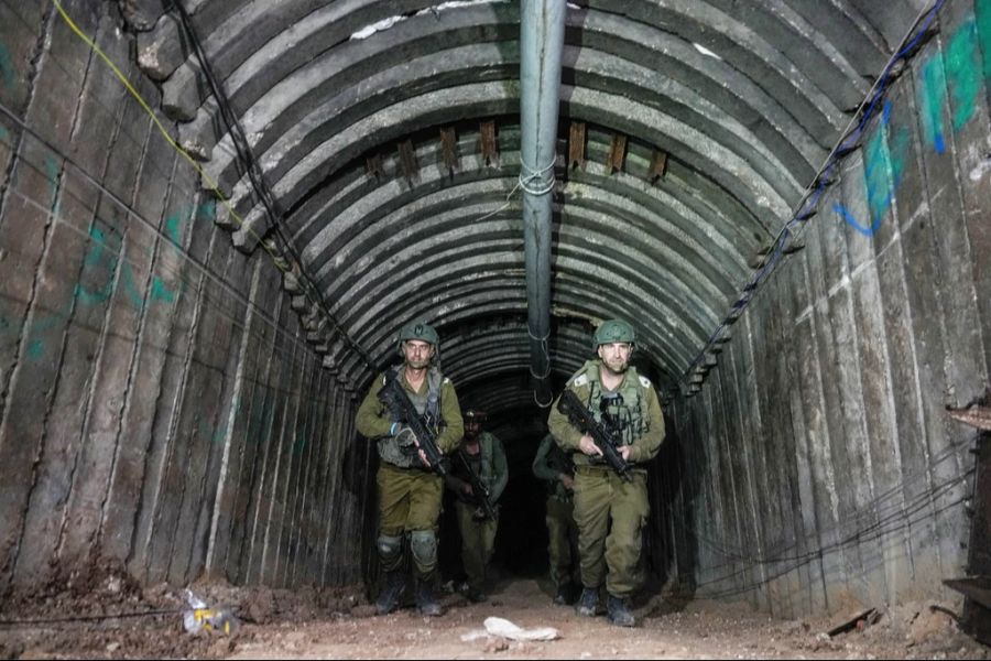 An gewissen Stellen ist das riesige Tunnelnetz gar genug gross, damit Fahrzeuge durchfahren können.