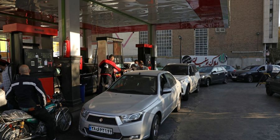 Tankstelle in Teheran. Irans Regierung hat seinen Erzfeind Israel für einen mutmasslichen Hackerangriff auf Tankstellen verantwortlich gemacht.