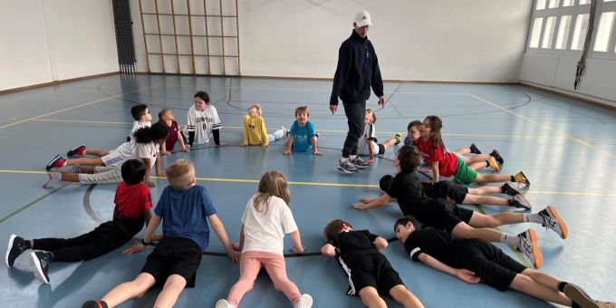 Erst einmal einturnen: Die «Open Sunday»-Kinder messen sich im Liegestützenmachen.