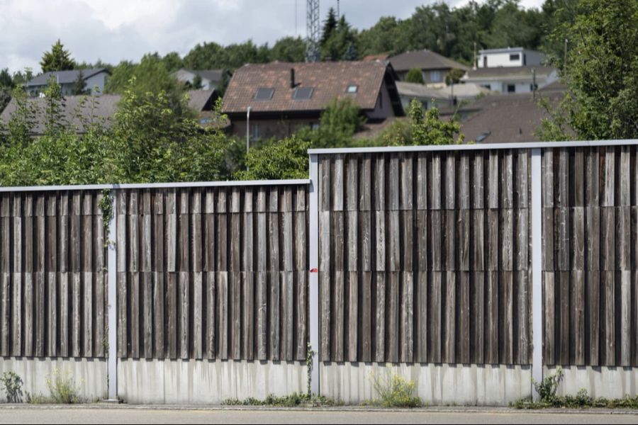 Solche Mauern helfen, den Lärm der Strasse für die Anwohnenden zu dämpfen.