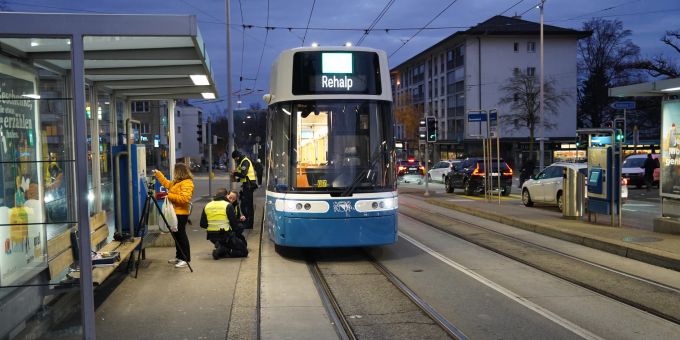 In Zürich wurde ein Fussgänger (73) bei der Kollision mit einem Tram verletzt. Unfall