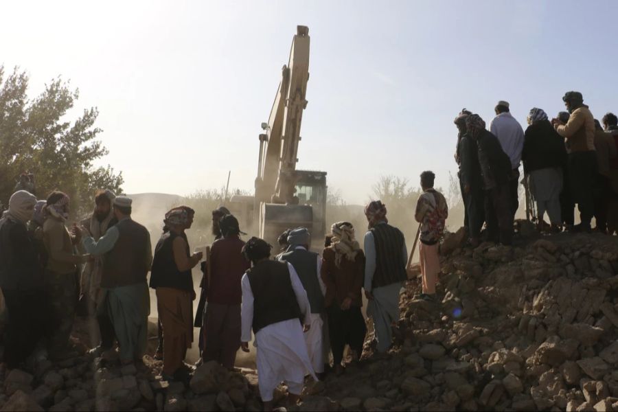 Einwohnende der Herat-Provinz im Westen Afghanistans suchen nach dem Erdbeben nach Verschütteten.