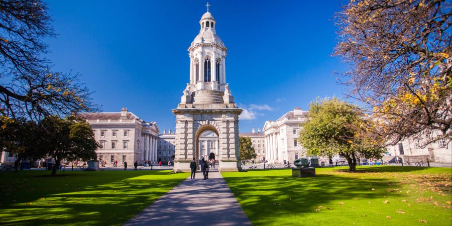 Glockenturm des Trinity College in Dublin, blauer Himmel.