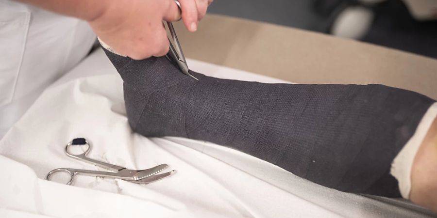 Laut einer vom Berufsverband der Pflegefachpersonen in Auftrag gegebenen Studie nimmt der Anteil der Pflegestellen im Vergleich zum ärztlichen und zum übrigen Personal in Akutspitälern ab. (Archivbild)