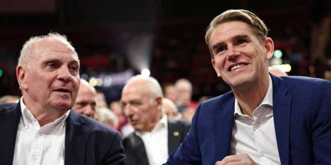 Uli Hoeness (link, neben Sportchef Christoph Freund) möchte Max Eberl zu Bayern München holen. Bayern München