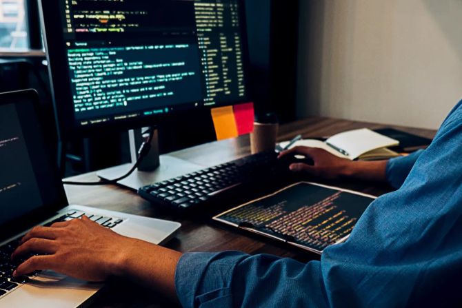 Programmierer am Schreibtisch