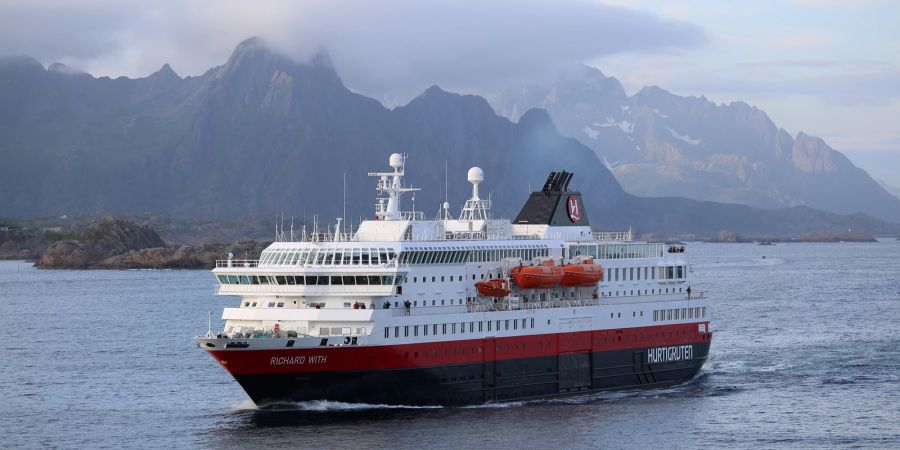 Kreuzfahrtschiff im arktischen Meer.