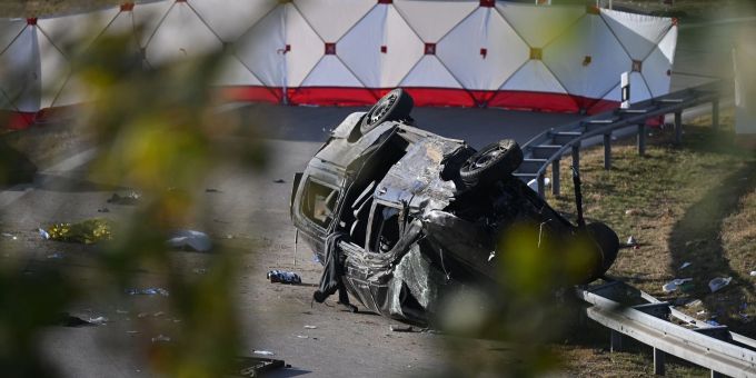 Beim Unfall eines mutmasslichen Schleuserfahrzeugs auf der Autobahn 94 sind sieben Menschen gestorben und mehrere schwer verletzt worden. Beim Unfall eines mutmasslichen Schleuserfahrzeugs auf der Autobahn 94 sind sieben Menschen gestorben und mehrere schwer verletzt worden.