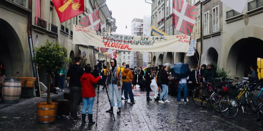 In der Berner Altstadt wurde am Donnerstagabend zur Solidarität mit dem Restaurant Chun Hee demonstriert.