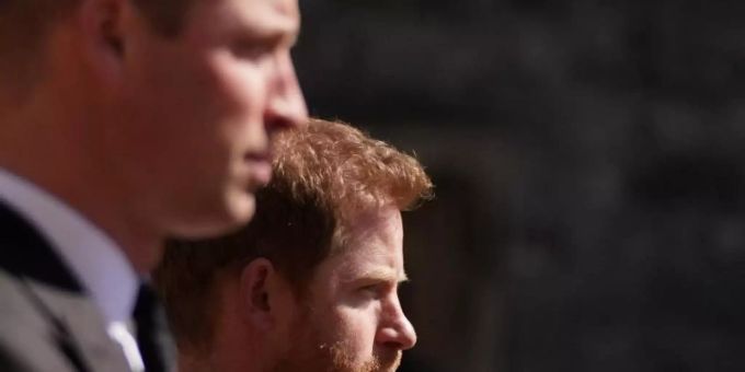 Prinz William (l) und sein Bruder Prinz Harry nehmen an dem Trauermarsch für den verstorbenen Queen-Ehemann Prinz Philip, Herzog von Edinburg, auf Schloss Windsor teil. Foto: Victoria Jones/PA Wire/dpa Prinz William (l) und sein Bruder Prinz Harry nehmen an dem Trauermarsch für den verstorbenen Queen-Ehemann Prinz Philip, Herzog von Edinburg, auf Schloss Windsor teil. Foto: Victoria Jones/PA Wire/dpa