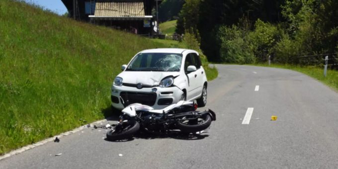 Motorradfahrerin bei Kollision in Schwarzenberg LU schwer verletzt. unfall luzern