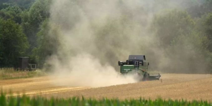 Bauer auf einem Feld in Nordrhein-Westfalen Bauer auf einem Feld in Nordrhein-Westfalen