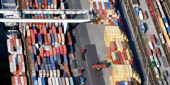 Die Industrieverbände beklagen mangelnde Verfügbarkeit von Containern, fehlende Transportkapazitäten, unpünktliche Schiffsankünften sowie Qualitätsdefizite bei stark ansteigenden Transportkosten (Symbolbild). Foto: Bernd Thissen/dpa Die Industrieverbände beklagen mangelnde Verfügbarkeit von Containern, fehlende Transportkapazitäten, unpünktliche Schiffsankünften sowie Qualitätsdefizite bei stark ansteigenden Transportkosten (Symbolbild). Foto: Bernd Thissen/dpa