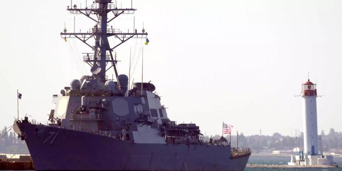 27.06.2021, Ukraine, Odessa: Der Zerstörer USS Ross (DDG 71) der US Navy kommt im Hafen von Odessa an. Grosse Militärübung im Schwarzen Meer