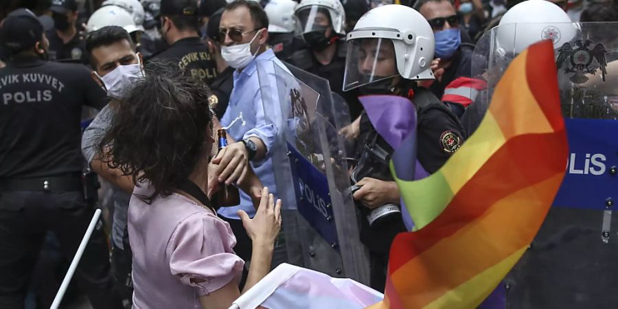 Einem Demonstrationsverbot und massivem Polizeiaufgebot zum Trotz haben sich in Istanbul Hunderte Menschen zur Pride-Parade versammelt. Foto: Emrah Gurel/AP/dpa