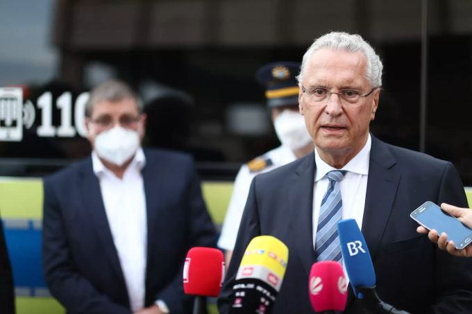 Joachim Hermann (CSU), Innenminister von Bayern, spricht zu Journalisten in der Innenstadt. Messerattacke in Würzburger Innenstadt