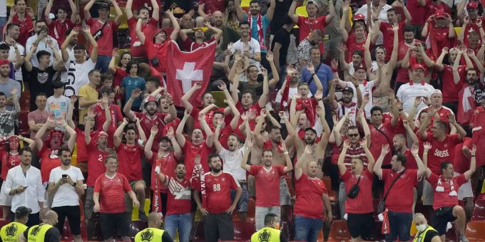 Schweizer Fussballfans feiern den Nati-Sieg gegen Frankreich – auch am Freitag dürften in St. Petersburg viele von ihnen mit dabei sein. Schweizer Nati Euro 2020
