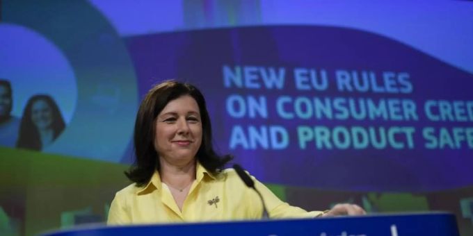 Vera Jourova, Vizepräsidentin der EU-Kommission, spricht bei einer Pressekonferenz. Vera Jourova