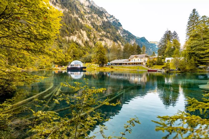 Die Konzertbühne steht direkt am Seeufer. Blausee Openair