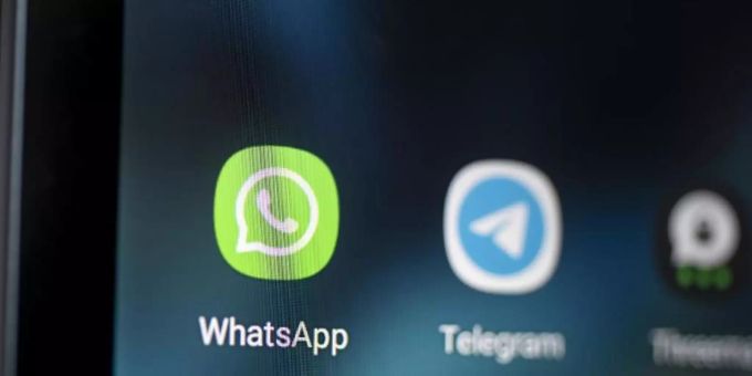 Auf verschlüsselte Kommunikation in Messenger-Diensten soll der Verfassungsschutz entgegen scharfer Kritik künftig stärker zugreifen dürfen. Foto: Fabian Sommer/dpa Auf verschlüsselte Kommunikation in Messenger-Diensten soll der Verfassungsschutz entgegen scharfer Kritik künftig stärker zugreifen dürfen. Foto: Fabian Sommer/dpa