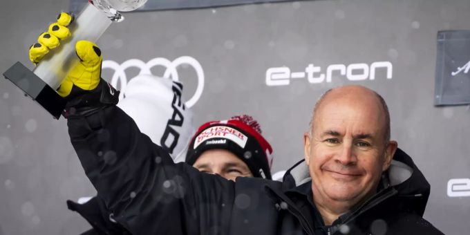 Johan Eliasch wurde am 4. Juni 2021 zum neuen Präsidenten des internationalen Skiverbands FIS gewählt. Er setzt sich bei der Wahl gegen Urs Lehmann deutlich durch. Eliasch Urs Lehmann