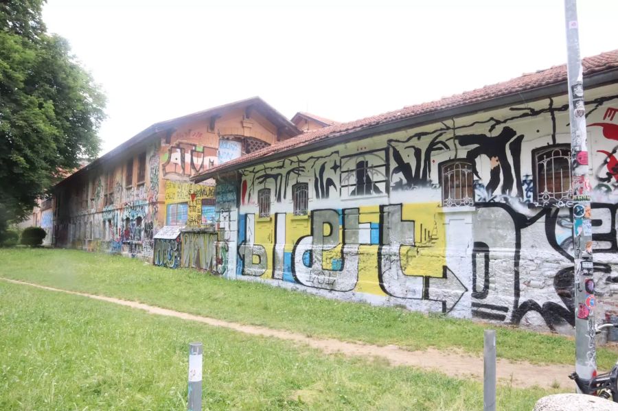 Es wird gegen den Abriss dieses Hauses protestiert.