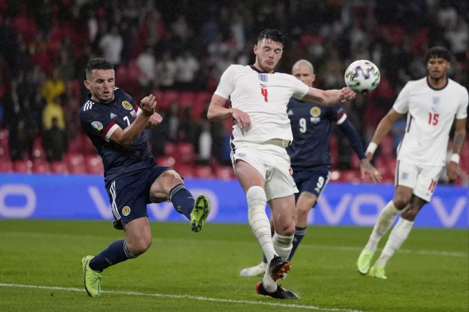 John McGinn (Schottland) und Declan Rice (England) kämpfen an der Euro 2020 um den Ball. England Schottland Euro 2020