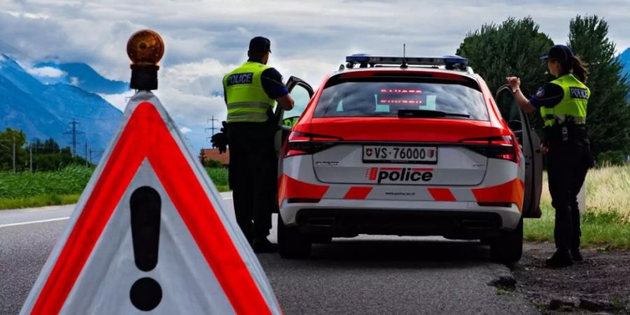 Bei Grimisuat hat sich ein Motorradfahrer schwere Verletzungen zugezogen, er verstarb im Spital.