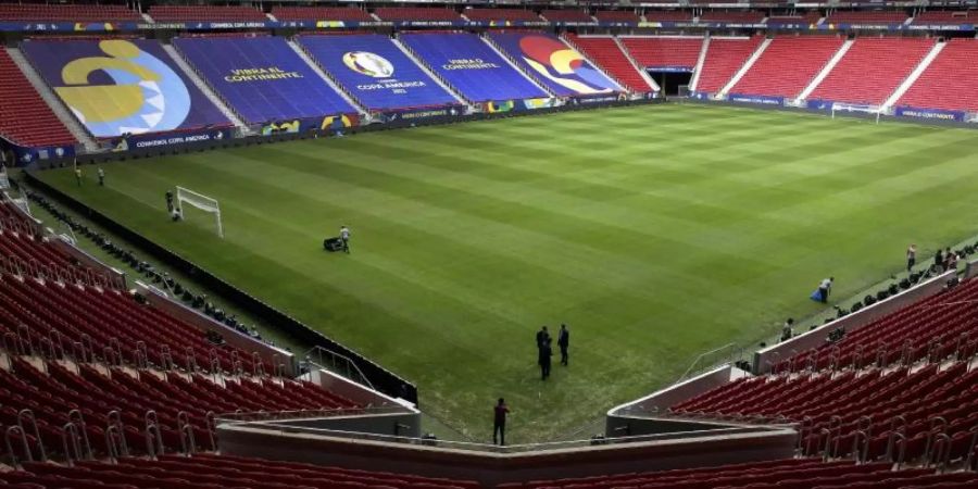 Im brasilianischen Nationalstadion soll das Eröffnungsspiel stattfinden - mit Venezuela als Gast. Foto: Eraldo Peres/AP/dpa