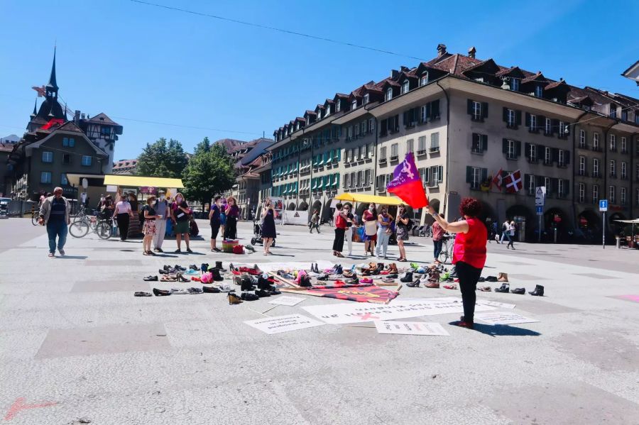 Das Streikkollektiv in Bern baut sein Hauptquartier auf dem Waisenhausplatz auf.