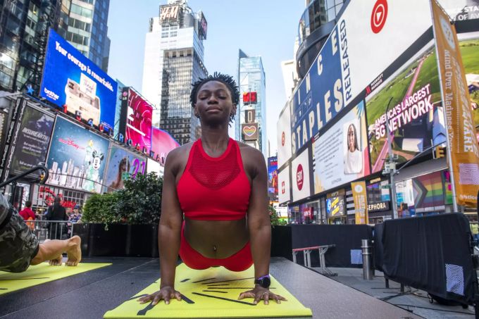 Yoga am Times Square. Solstice in Times Square