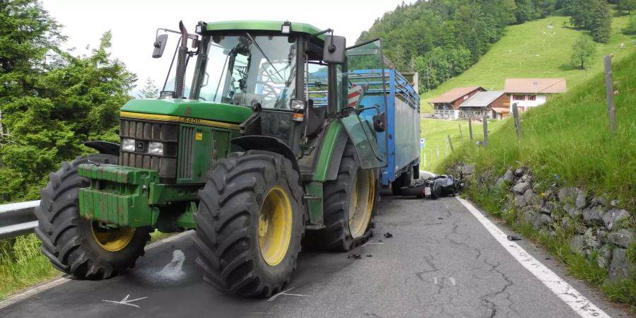 Motorradlenker und zog sich Verletzungen an Knie und Arm zu.