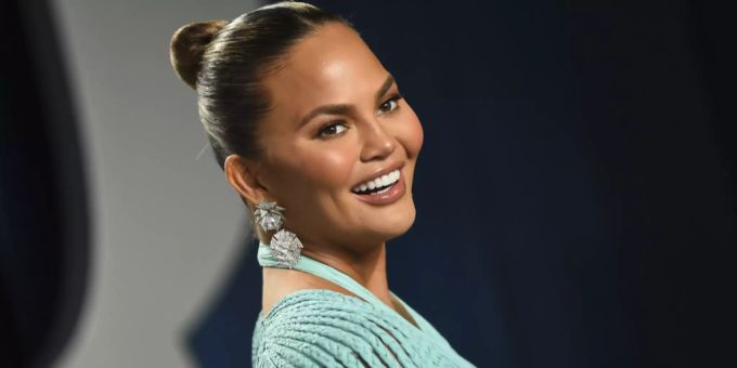 Chrissy Teigen und Star-Designer Michael Costello erheben schwere Vorwürfe gegeneinander. Chrissy Teigen