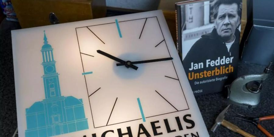 Eine Küchenuhr aus dem Nachlass des 2019 gestorbenen Hamburger Schauspielers Jan Fedder. Foto: M. Ferraz/St. Michaelis/dpa