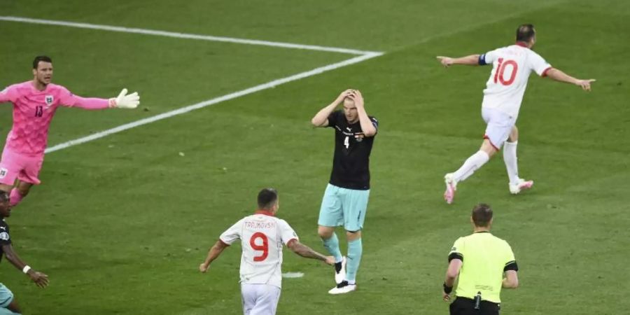 Goran Pandev (r) bejubelt seinen Treffer gegen Österreich. Foto: Mihai Barbu/Pool AFP/AP/dpa