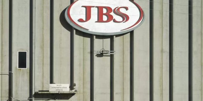 Ein Cyberangriff auf den weltgrössten Fleischkonzern JBS hat grosse Teile der Produktion in Nordamerika und Australien lahmgelegt. Foto: David Zalubowski/AP/dpa/Archivbild Ein Cyberangriff auf den weltgrössten Fleischkonzern JBS hat grosse Teile der Produktion in Nordamerika und Australien lahmgelegt. Foto: David Zalubowski/AP/dpa/Archivbild