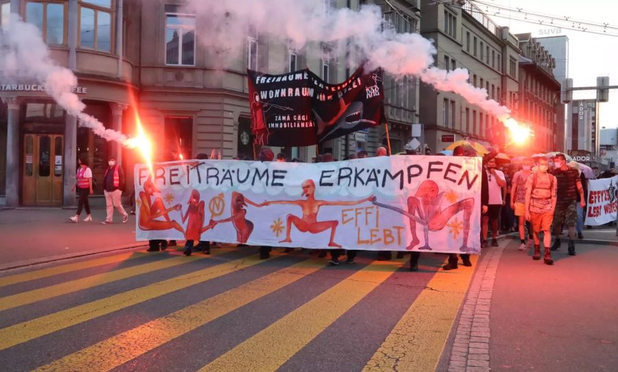 Nach einem 10-minütigen Standoff mit der Polizei bewegt sich der Demozug wieder zurück in Richtung Hauptbahnhof.