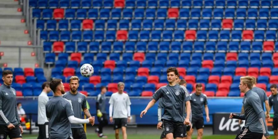 Die Spieler der deutschen U21 trainieren in der MOL Arena Sosto. Foto: Marton Monus/dpa