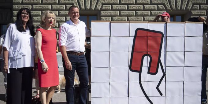 Die Allianz gegen Waffenexporte in Bürgerkriegsländer mit unter anderem den Nationalräten Marianne Streiff, EVP-BE, Priska Seiler-Graf, SP-ZH und Martin Landolt, BDP-GL, von links, reicht die Korrekturinitiative mit über 130'000 Unterschriften ein, am Montag, 24. Juni 2019, in Bern. (Symbolbild) Waffenexporte
