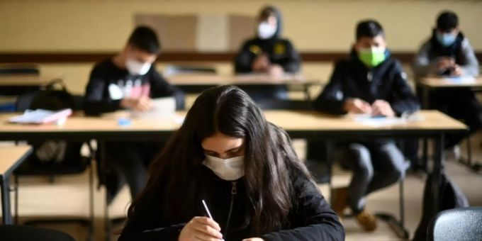 Schülerinnen und Schüler bei einem Coronatest. corona diabetes