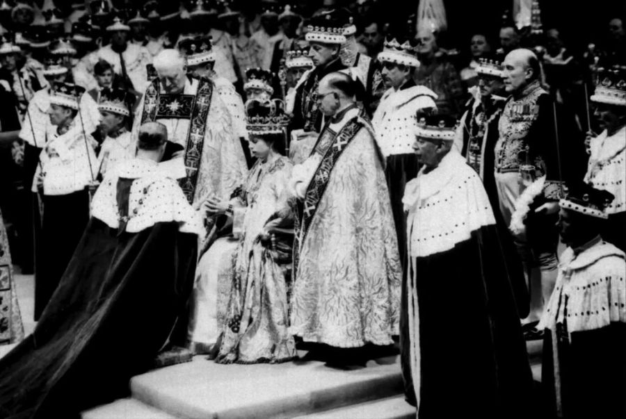 Queen Elizabeth II. bei ihrer Krönung 1953 in der Westminster Abbey.