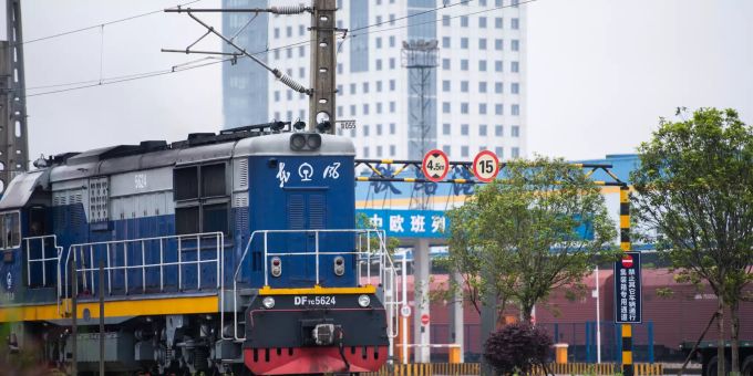 Neun Tote - Zug fährt in China in Bahnarbeiter