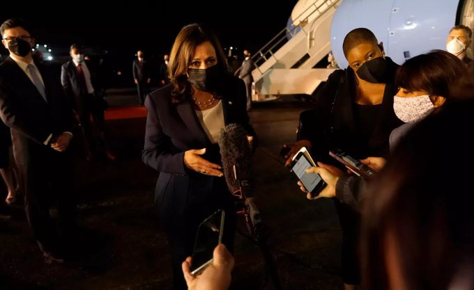 Kamala Harris, Vizepräsidentin der USA, spricht mit der Presse, die sich unter der Tragfläche der Air Force Two versammelt hat. US-Vizepräsidentin Harris besucht Guatemala