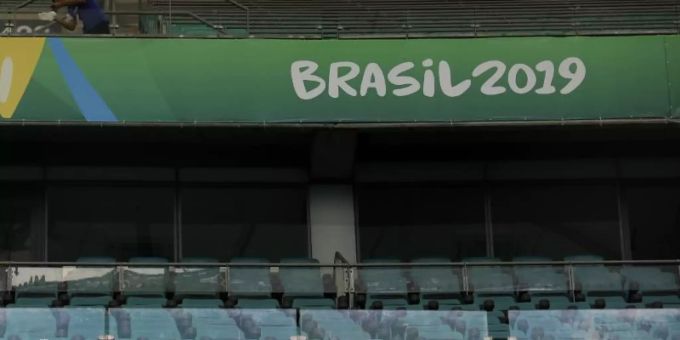 Das Arena Fonte Nova Stadion ist 2019 mit Bannern für die Copa America vorbereitet. Brasiliens Oberster Gerichtshof hat eine ausserordentliche Sitzung angekündigt, um über die diesjährige Austragung zu urteilen. Foto: Eraldo Peres/AP/dpa Das Arena Fonte Nova Stadion ist 2019 mit Bannern für die Copa America vorbereitet. Brasiliens Oberster Gerichtshof hat eine ausserordentliche Sitzung angekündigt, um über die diesjährige Austragung zu urteilen. Foto: Eraldo Peres/AP/dpa