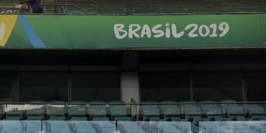 Das Arena Fonte Nova Stadion ist 2019 mit Bannern für die Copa America vorbereitet. Brasiliens Oberster Gerichtshof hat eine ausserordentliche Sitzung angekündigt, um über die diesjährige Austragung zu urteilen. Foto: Eraldo Peres/AP/dpa